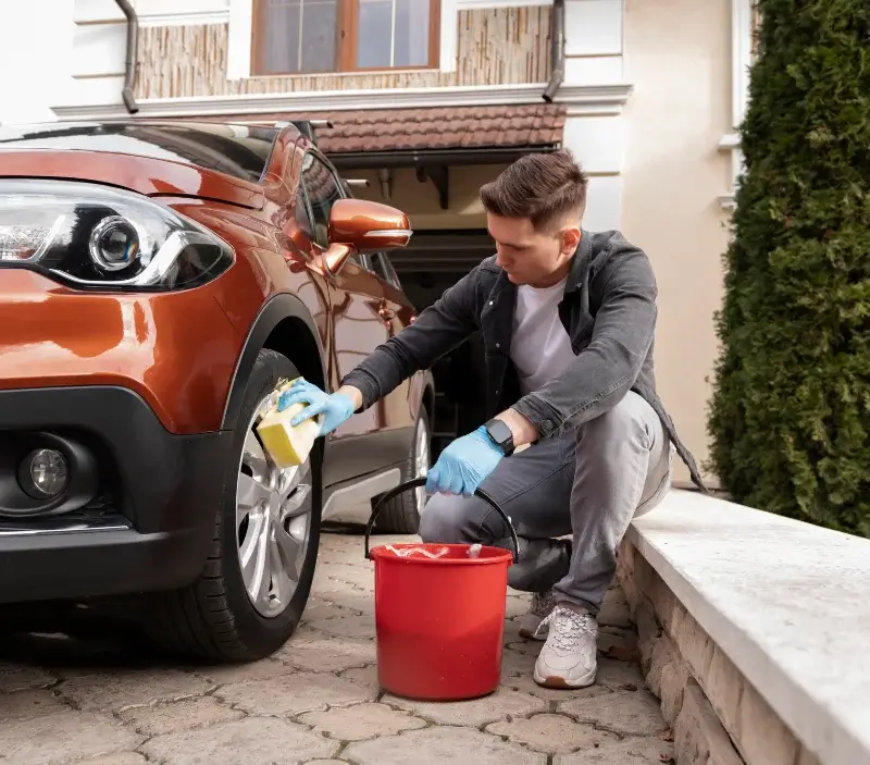 Lavage auto à domicile Bagnols-en-Forêt : professionnel intervenant sur un véhicule
